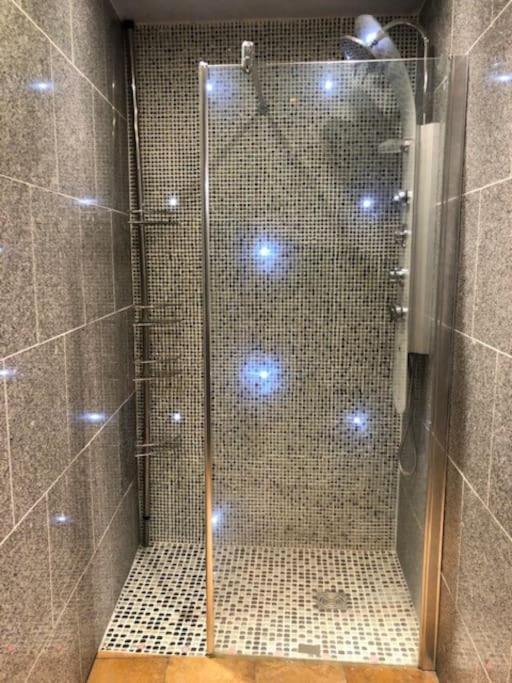 Cosy Studio Design With Modern Bathroom Vaureal 외부 사진