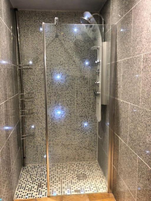 Cosy Studio Design With Modern Bathroom Vaureal 외부 사진