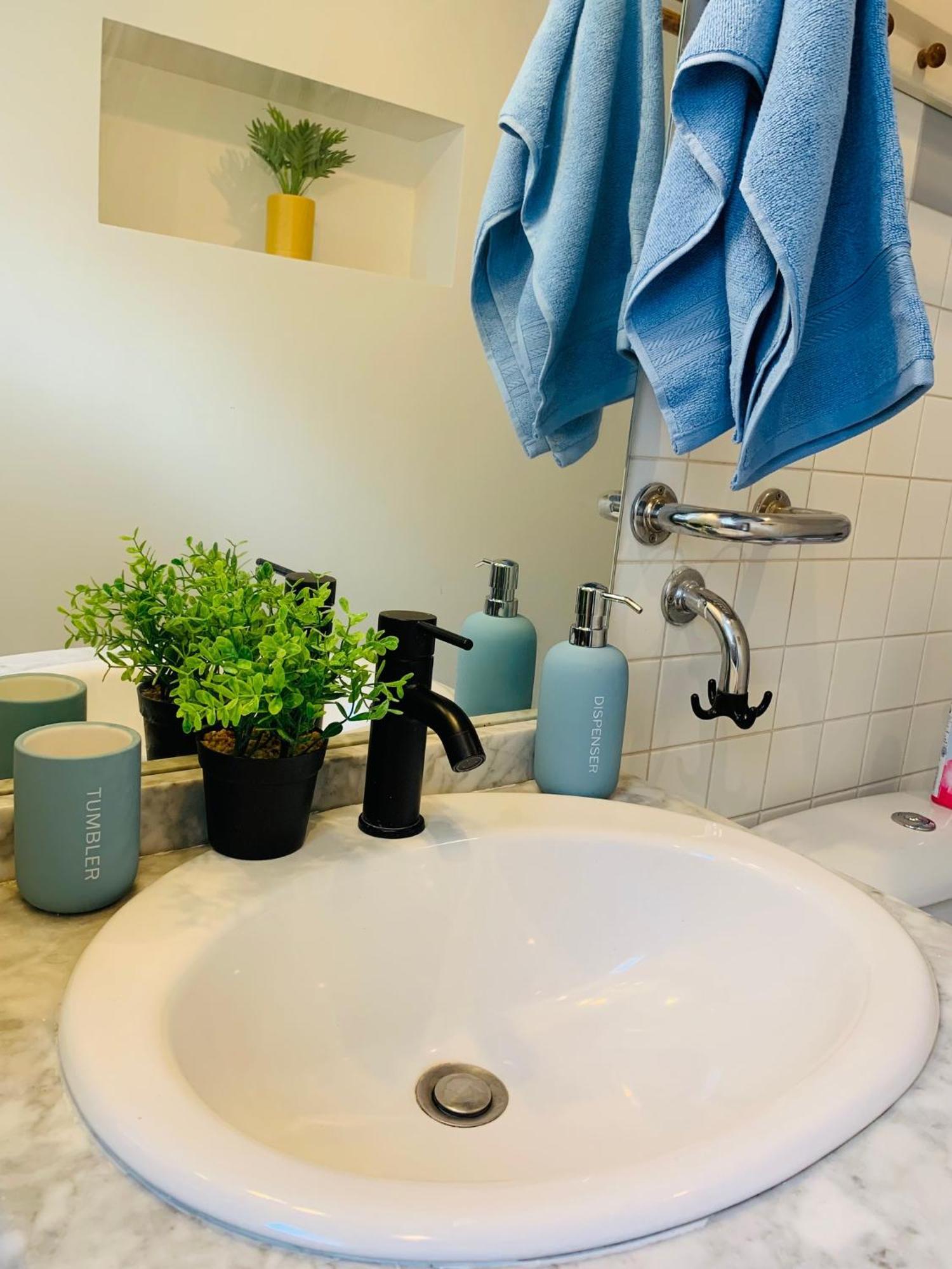 Cosy Studio Design With Modern Bathroom Vaureal 외부 사진